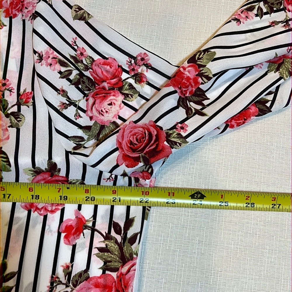 Justify Womens blouse , size XL , black stripes with pink/mauve roses - Picture 6 of 8